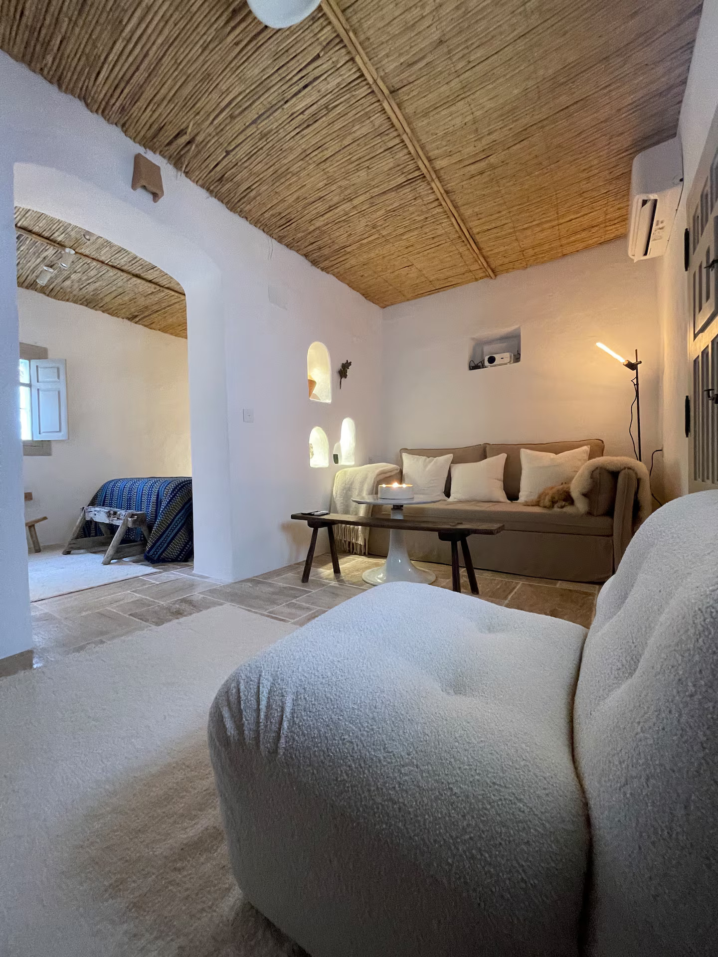 salon avec plafond en roseaux petite maison de village décoration rustique chic salon avec plafond en roseaux petite maison de village décoration rustique chic