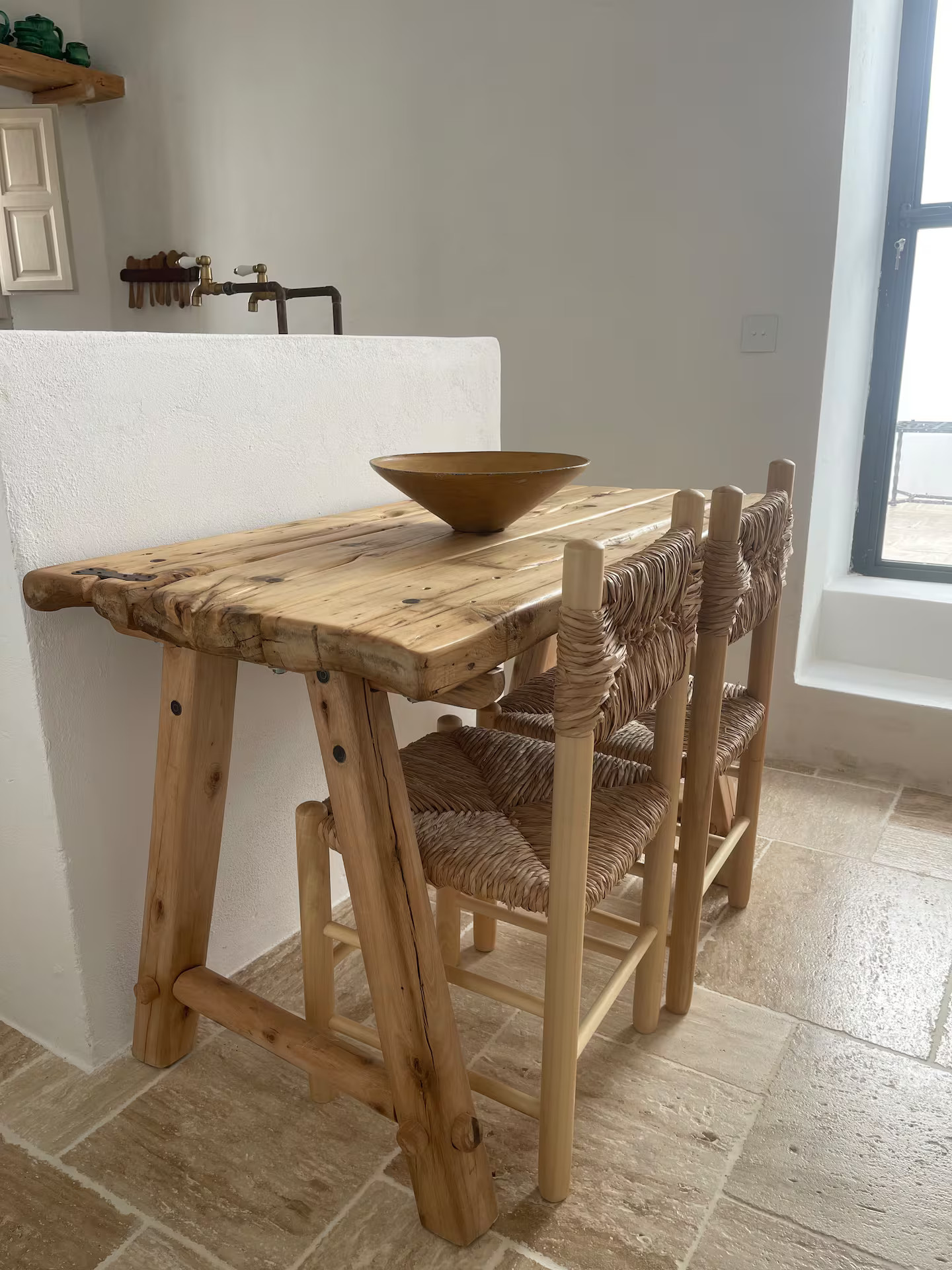 table bois patiné dans cuisine petite maison de village décoration rustique chic table bois patiné dans cuisine petite maison de village décoration rustique chic