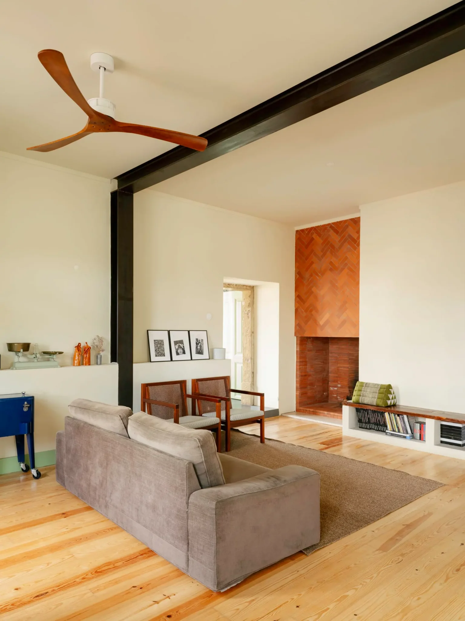 salon avec poutre en acier et cheminée maison portugaise ancienne rénovée décoration rustique chic