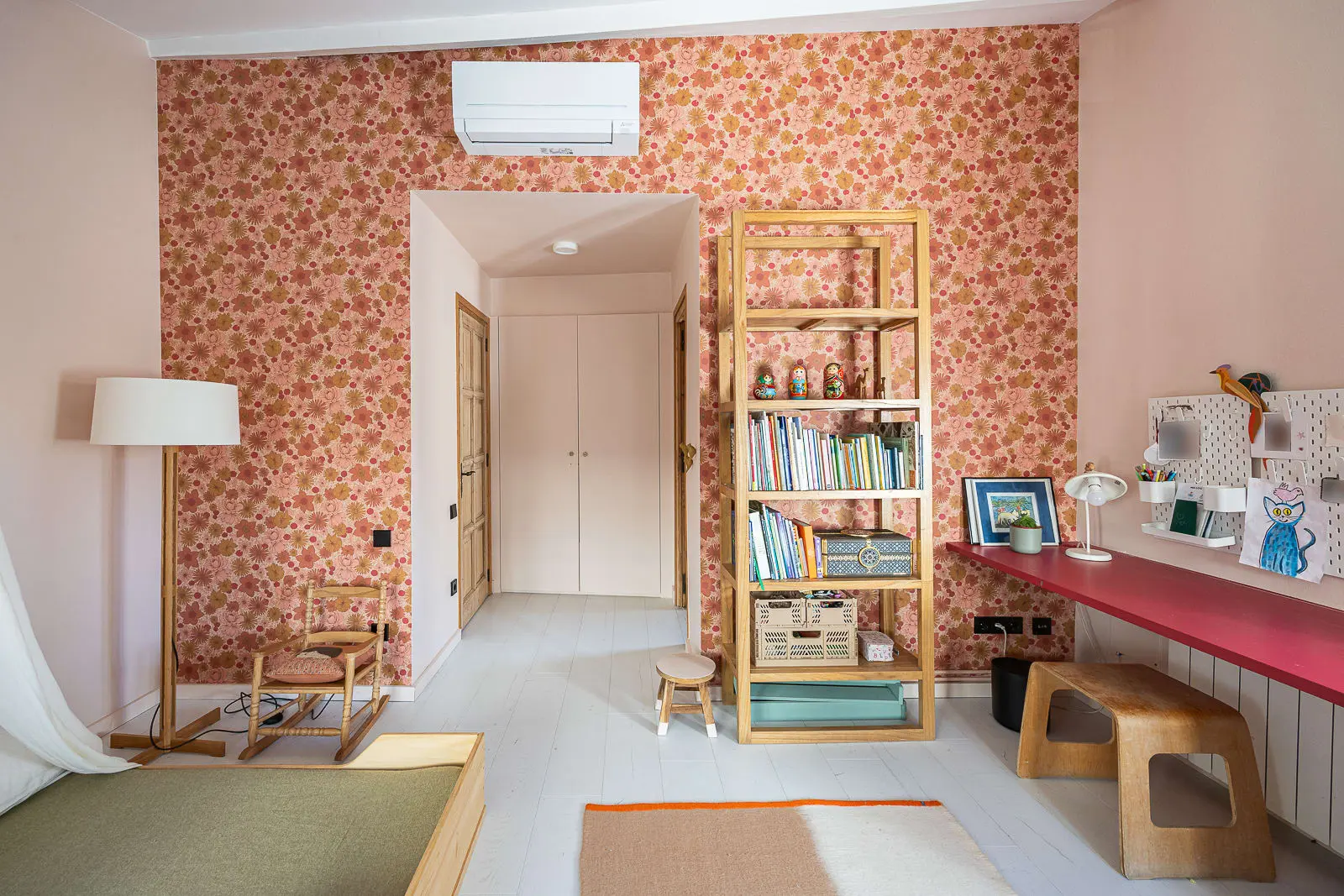 chambre enfant papier-peint fleuri rouge