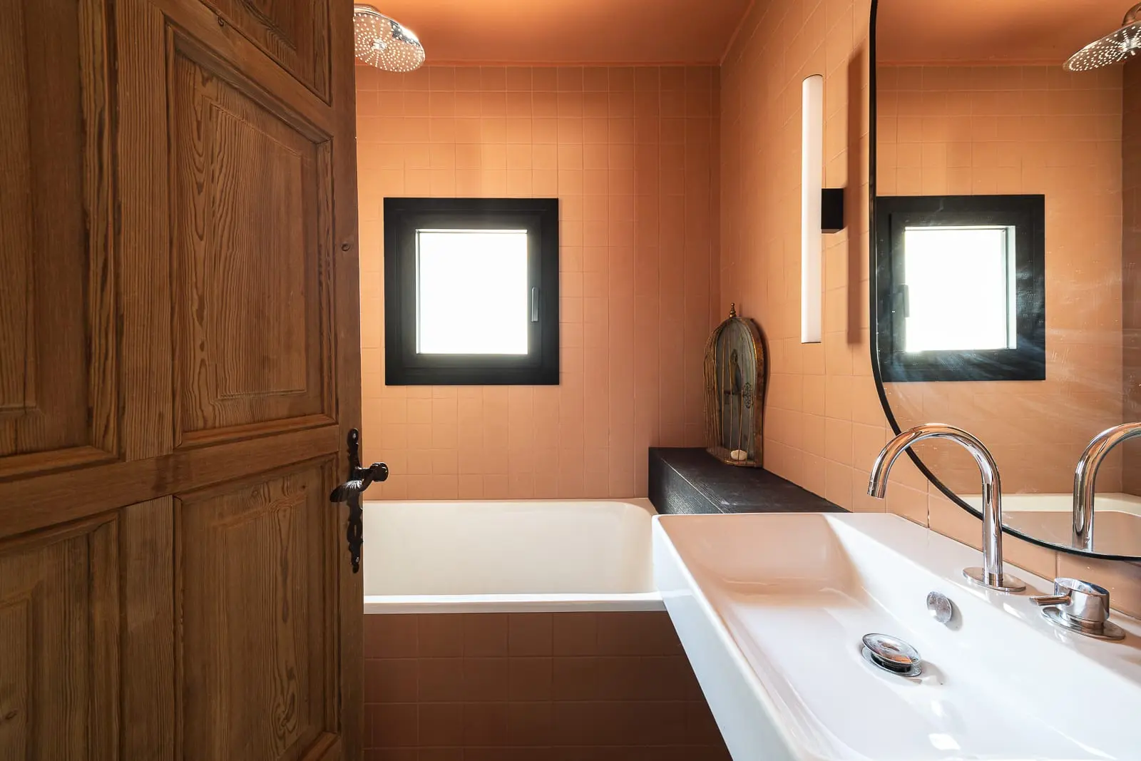 salle de bain mur orange
