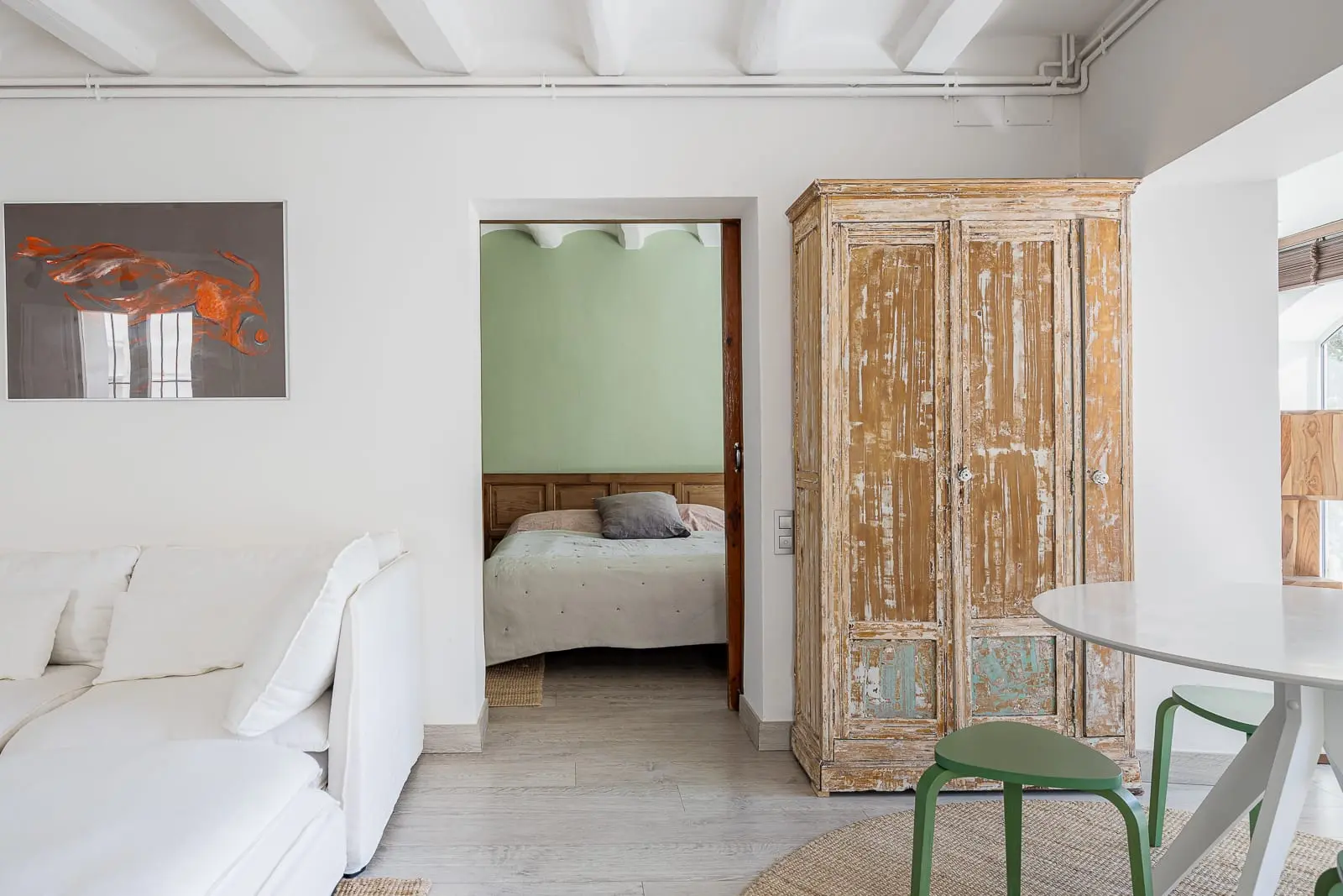 chambre mur vert et petit salon poutres blanches maison de plage avec piscine près de Barcelone 