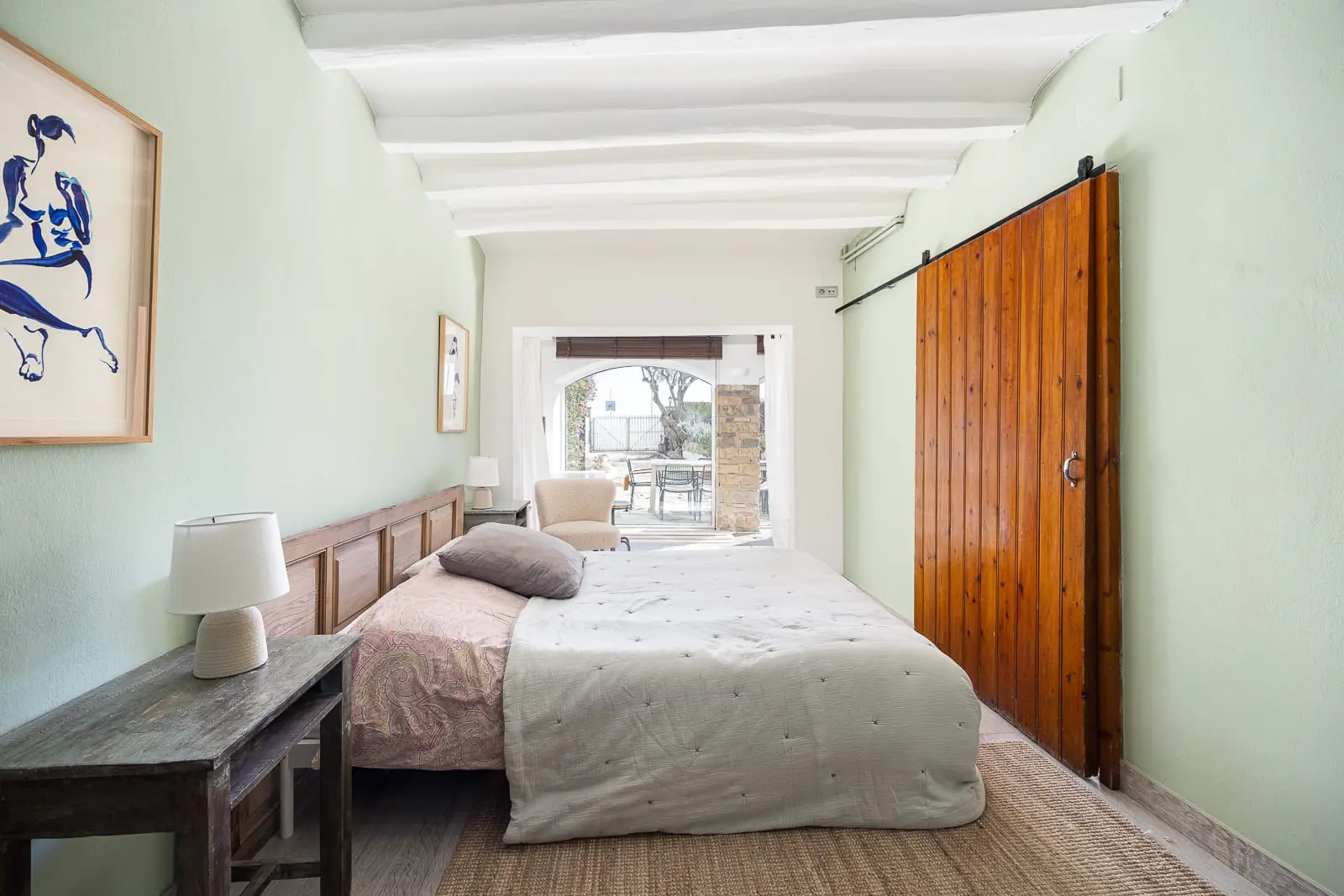 chambre mur vert poutres blanches maison de plage avec piscine près de Barcelone 