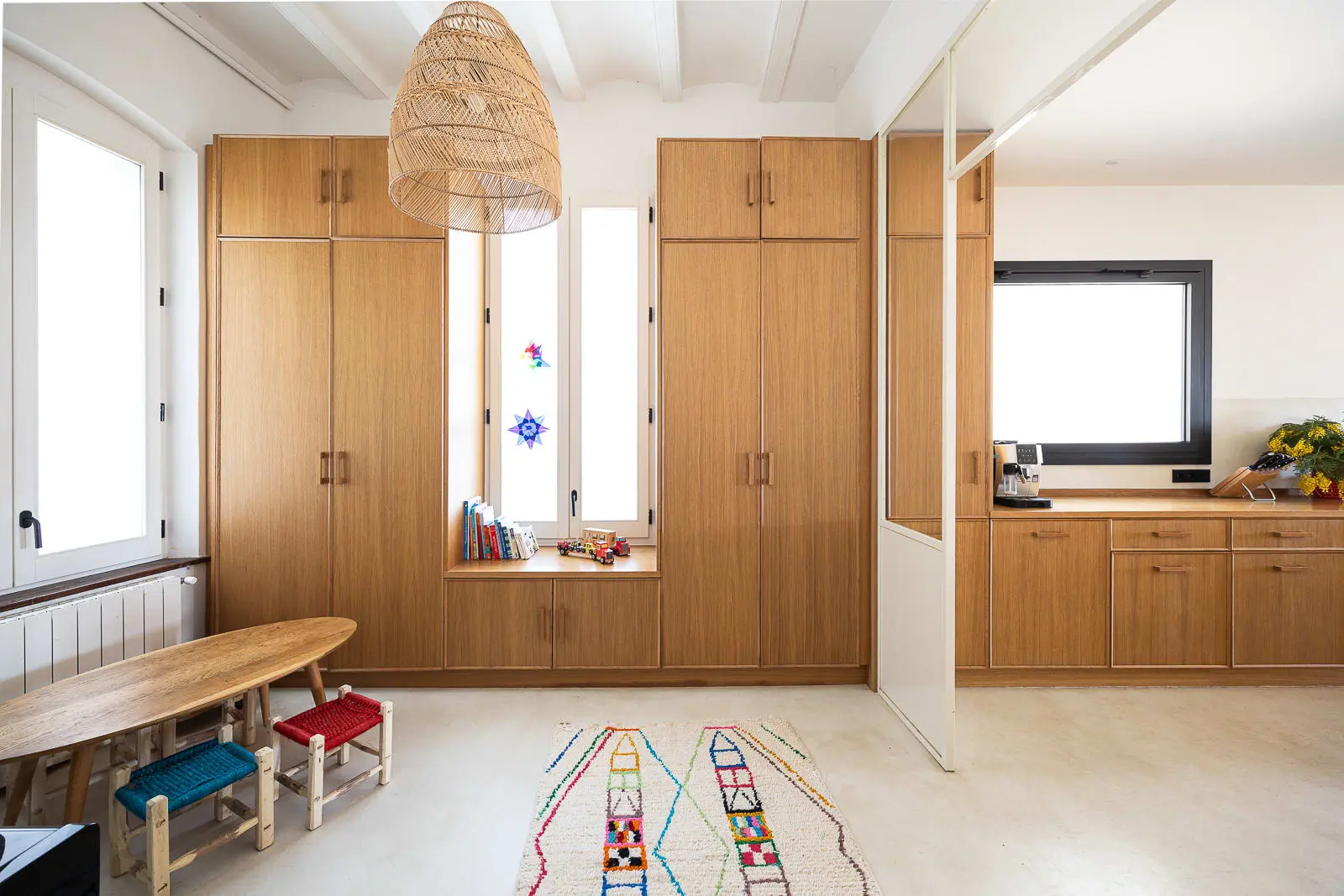 salle de jeu et cuisine contemporaine bois et marbre vert maison de plage avec piscine près de Barcelone 