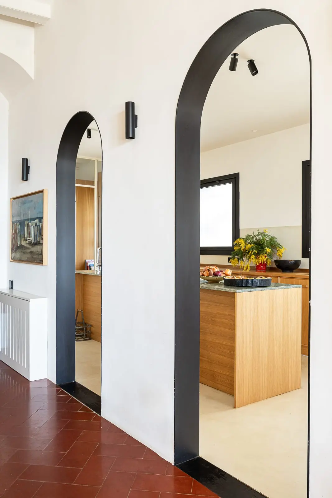 cuisine contemporaine bois et marbre vert maison de plage avec piscine près de Barcelone 
