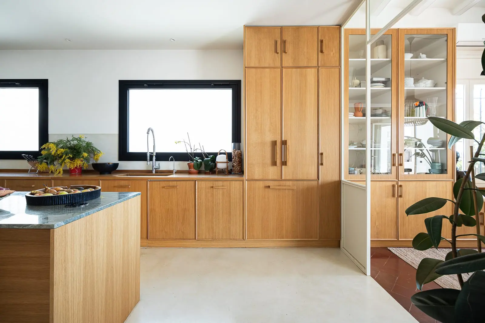 cuisine contemporaine bois et marbre vert maison de plage avec piscine près de Barcelone 