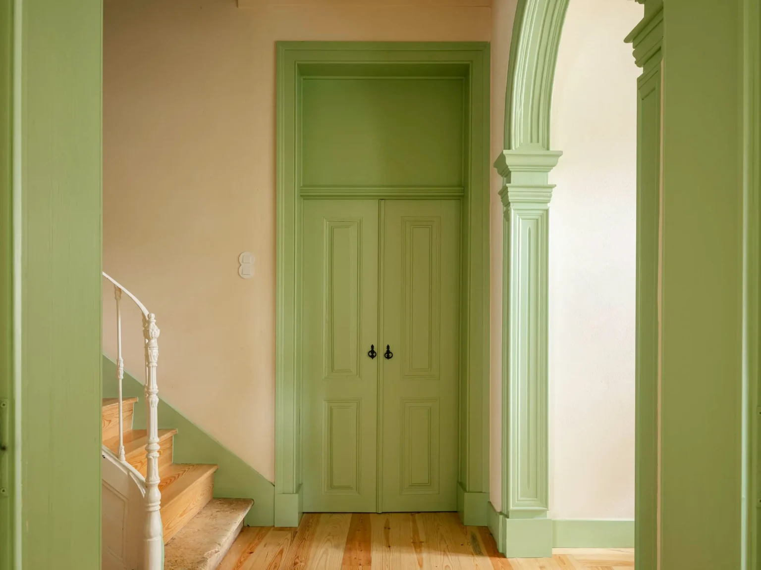 entrée avec portes vertes ouverture cintrée et escalier ancien maison portugaise 