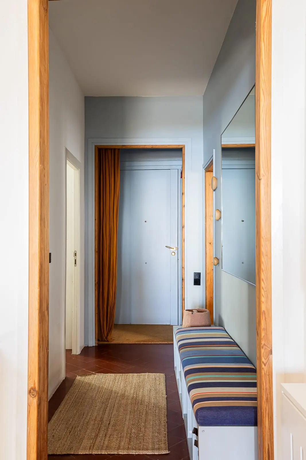 couloir avec banc