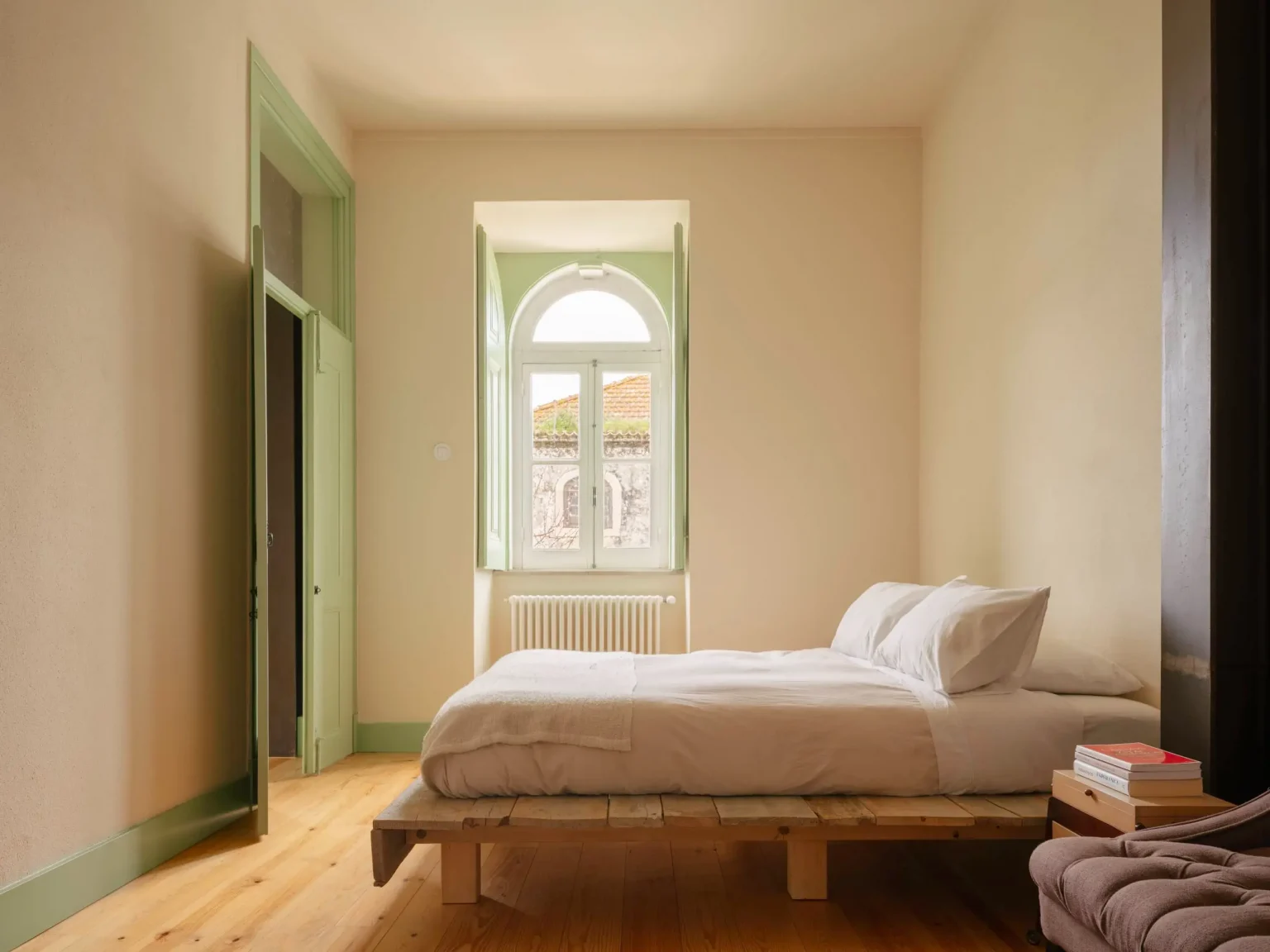 chambre maison portugaise ancienne rénovée décoration minimaliste