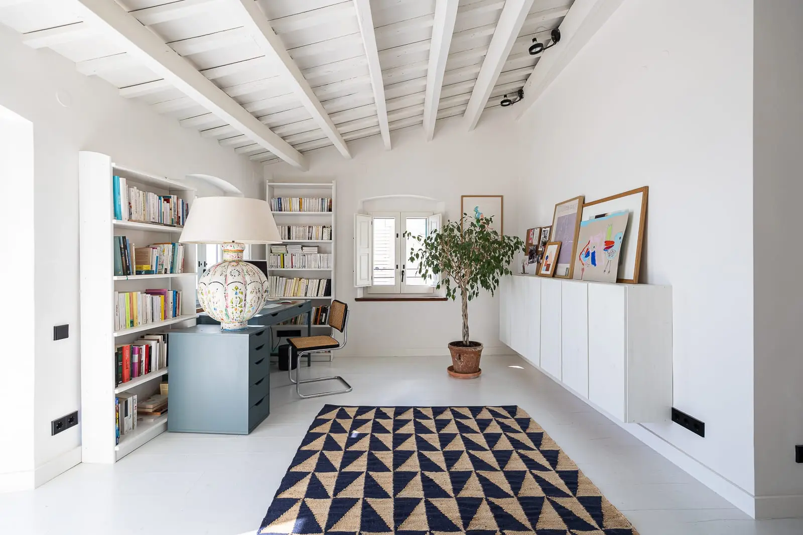bureau avec poutres blanches