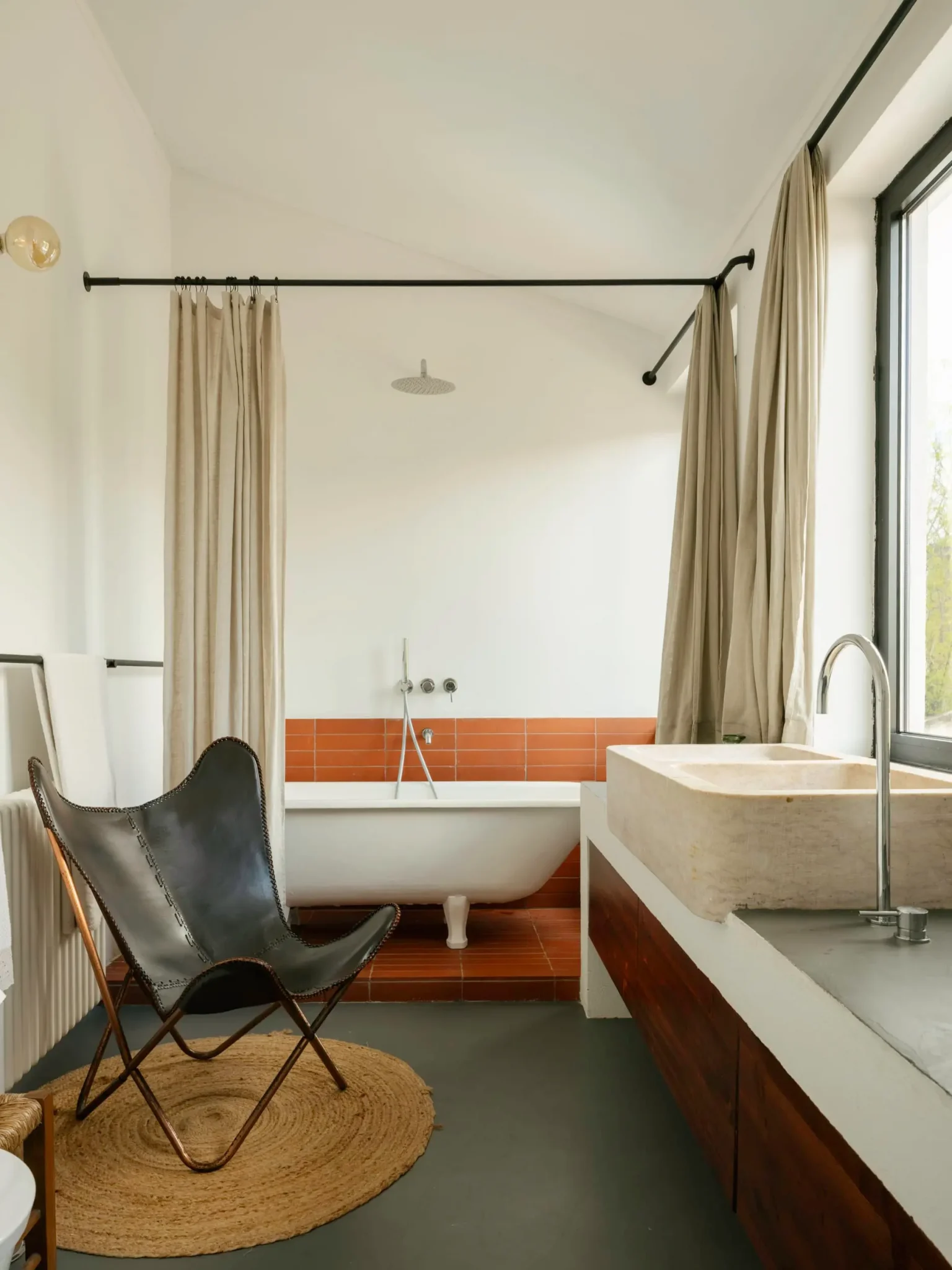 salle de bain vintage rétro baignoire sur pieds maison portugaise