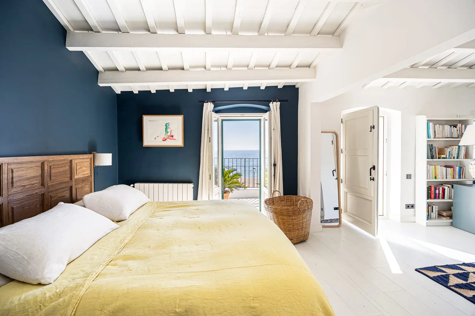 chambre mansardée mur bleu poutres blanches maison de plage avec piscine près de Barcelone 