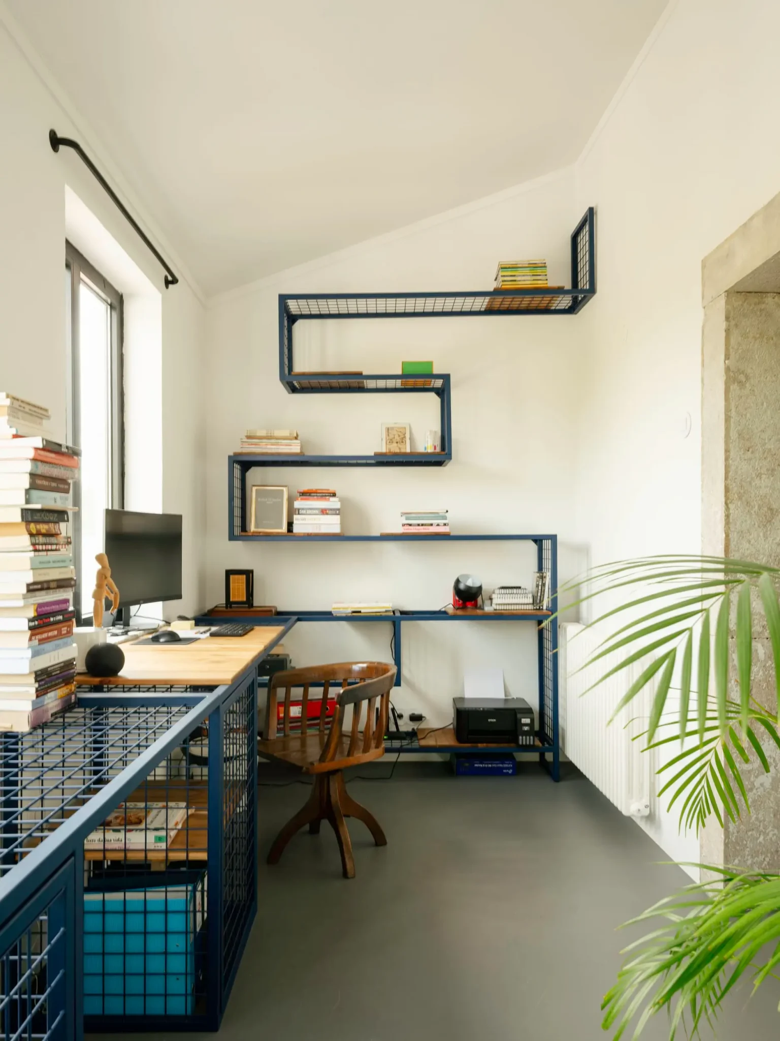 bureau avec étagère métallique