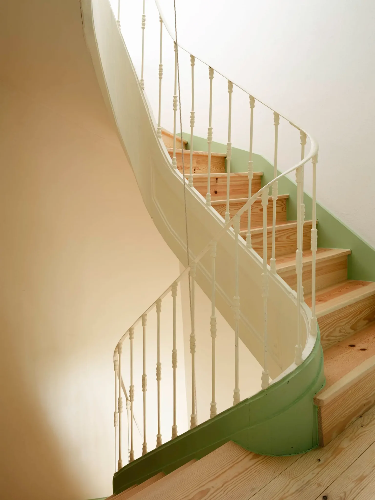 escalier ancien en bois avec garde-corps métal maison portugaise