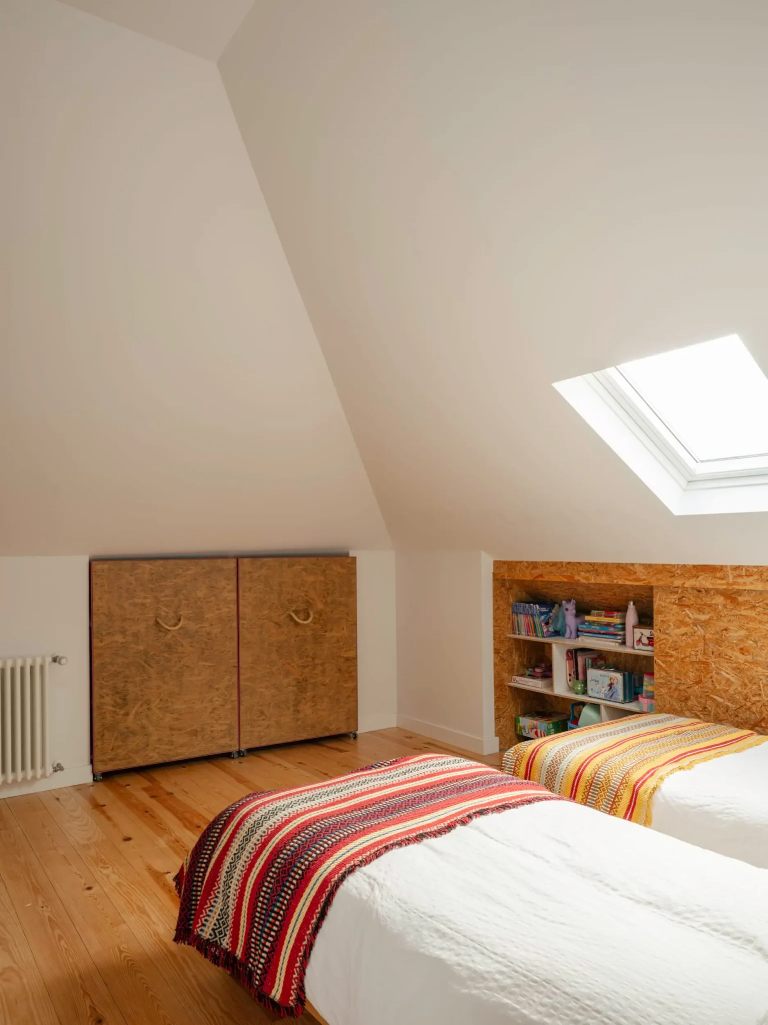 chambre mansardée à deux lits plafond double hauteur avec velux