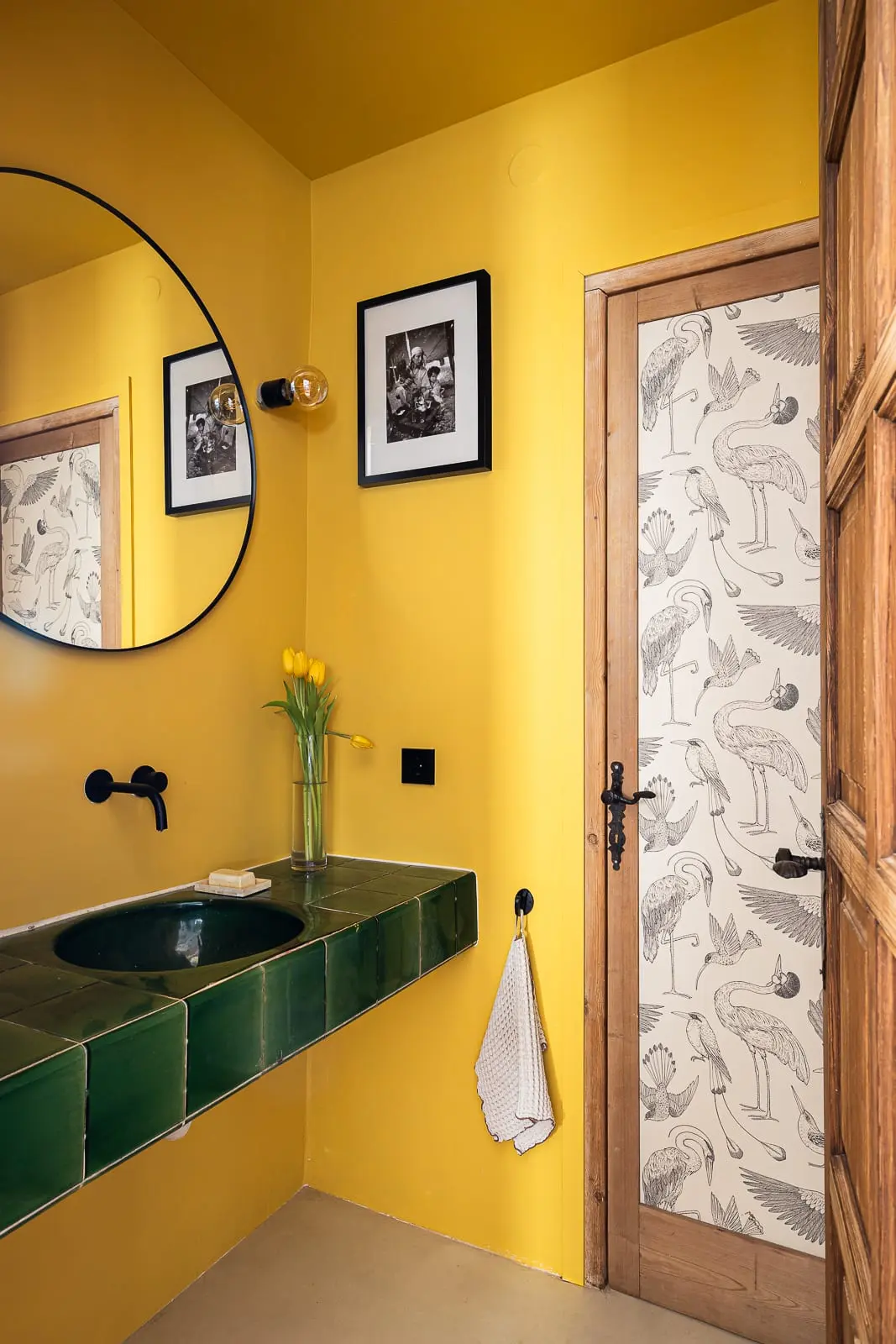 salle de bain mur jaune carrelage vert