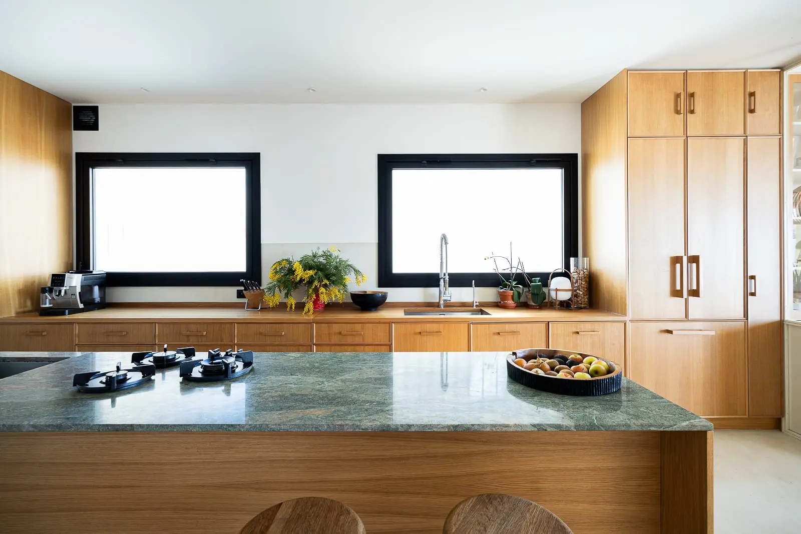 cuisine contemporaine bois et marbre vert maison de plage avec piscine près de Barcelone 