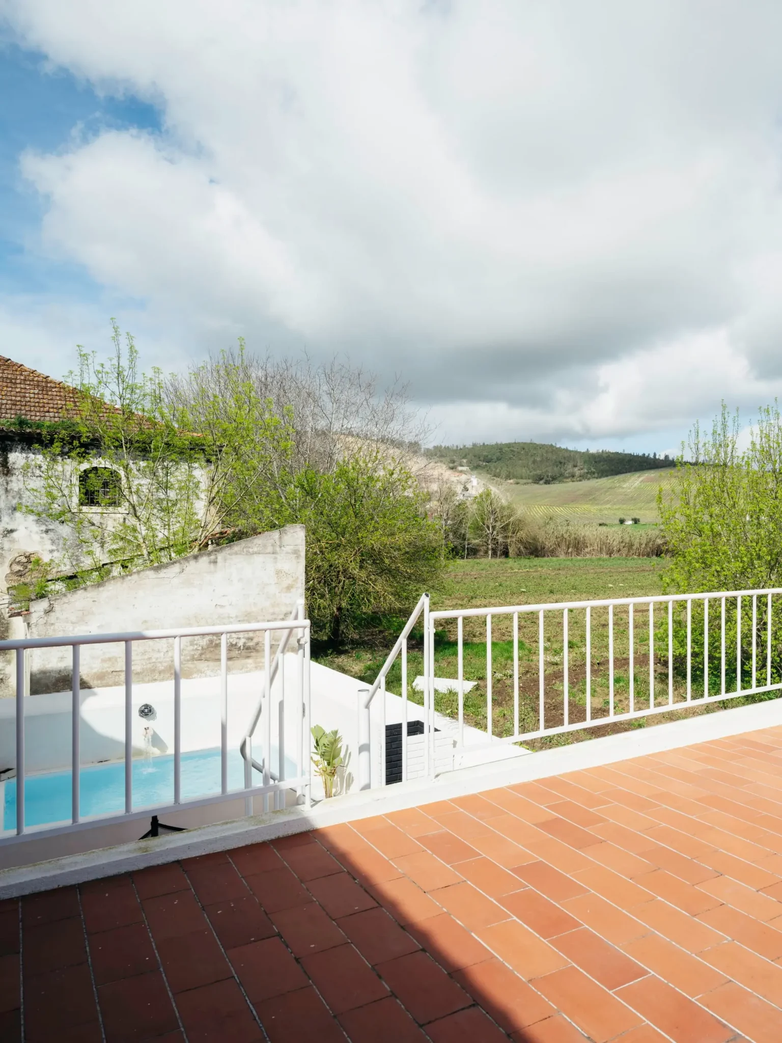 terrasse avec piscine maison portugaise vue campagne