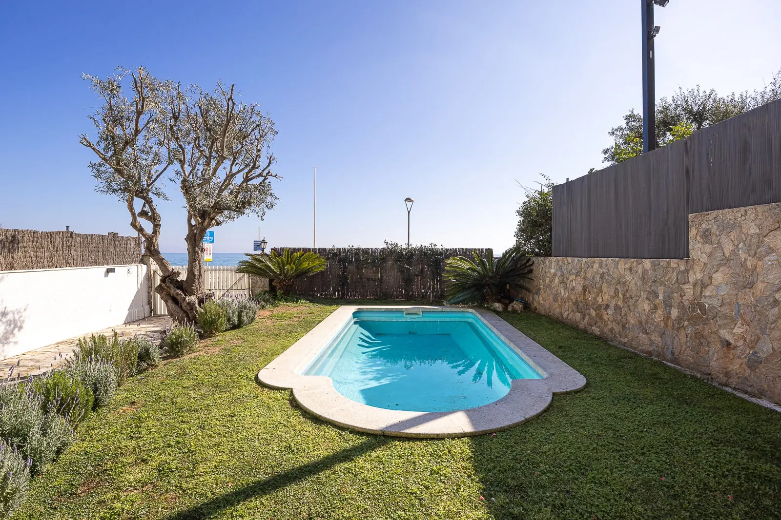 jardin maison de plage avec piscine près de Barcelone 