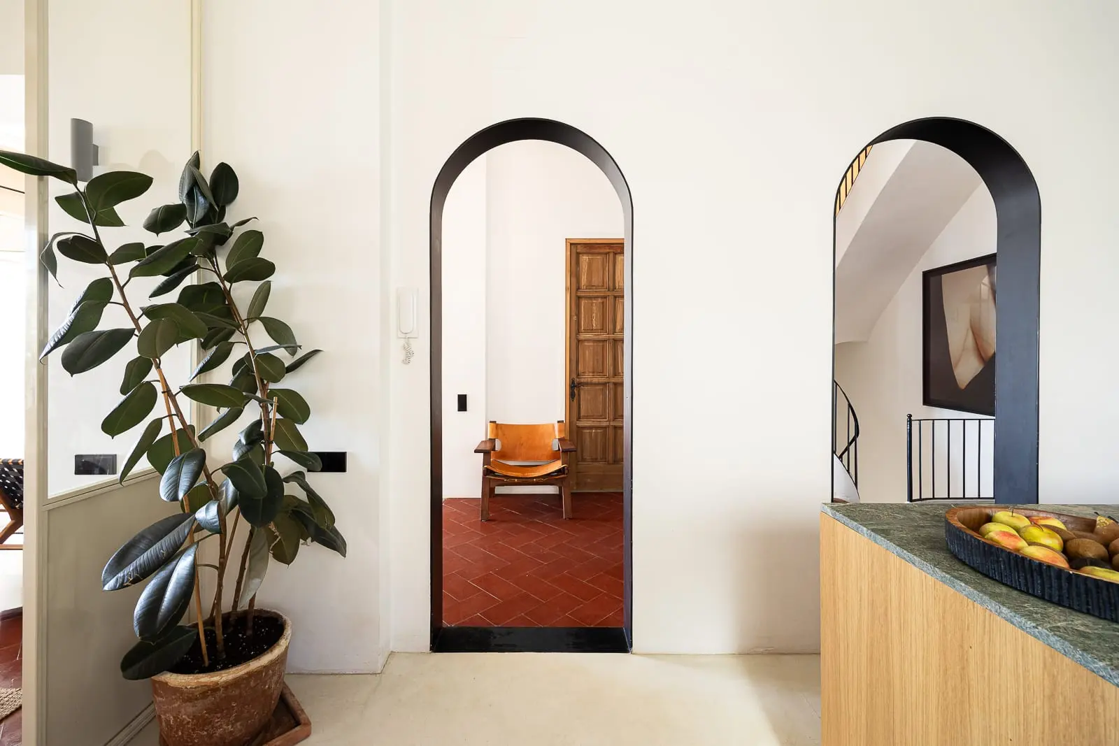cuisine contemporaine bois et marbre vert maison de plage avec piscine près de Barcelone 