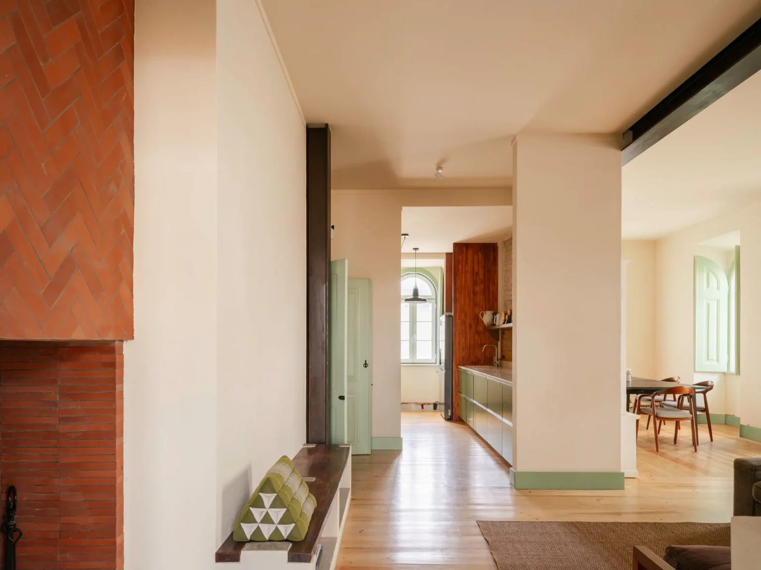 cuisine verte design avec mur en briques anciennes maison portugaise ancienne rénovée décoration rustique chic