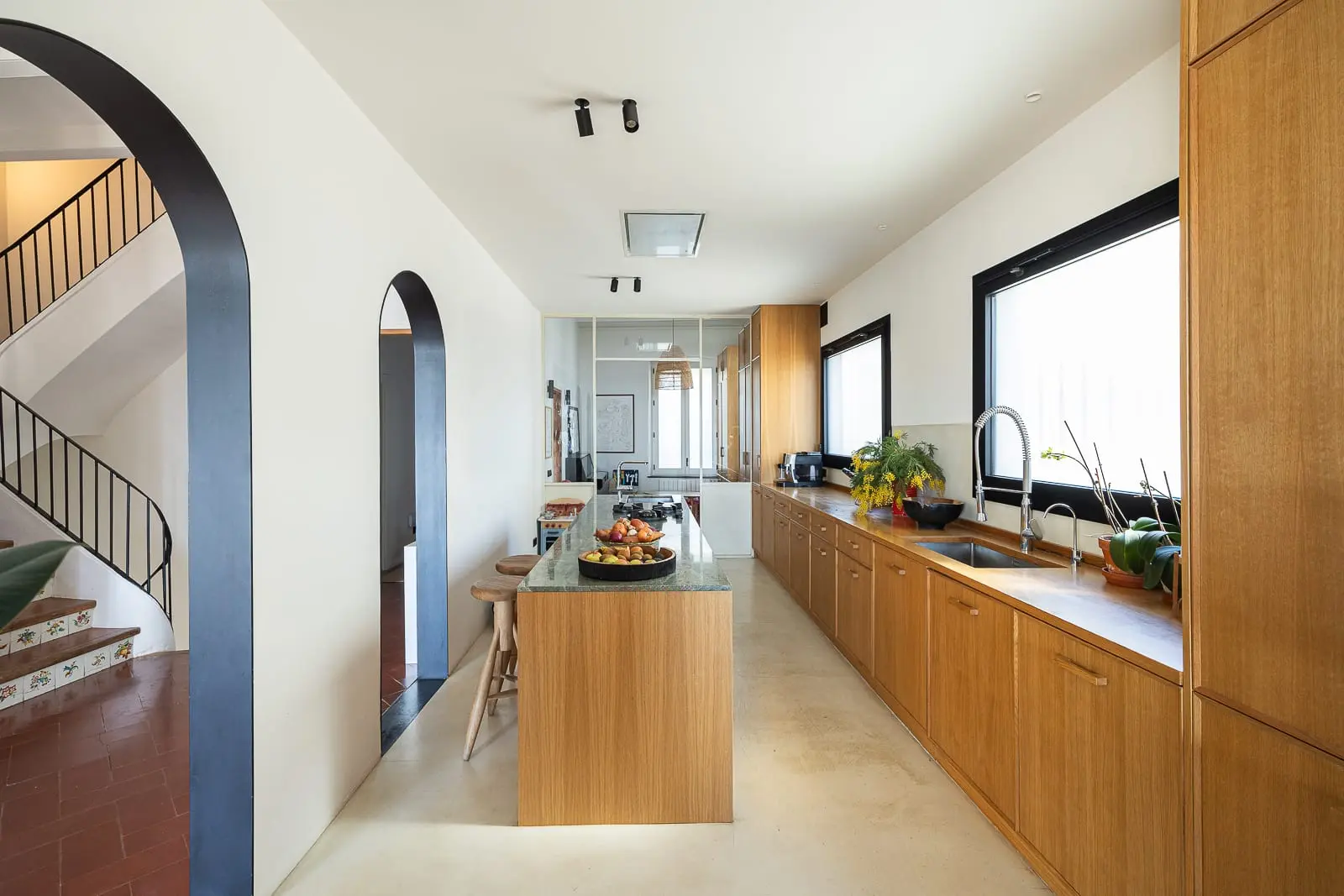 cuisine contemporaine bois et marbre vert maison de plage avec piscine près de Barcelone 
