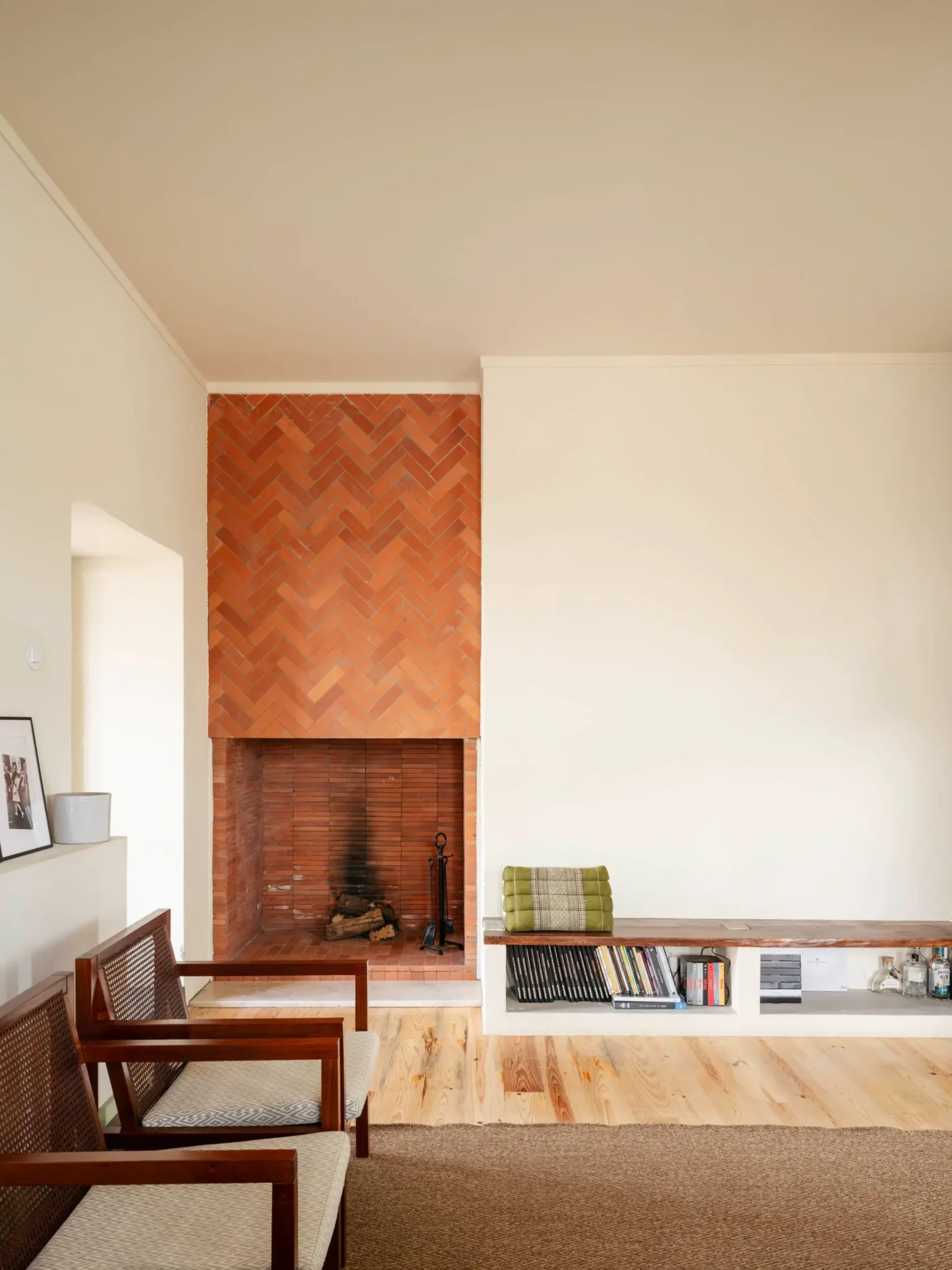 salon avec cheminée maison portugaise ancienne rénovée décoration rustique chic