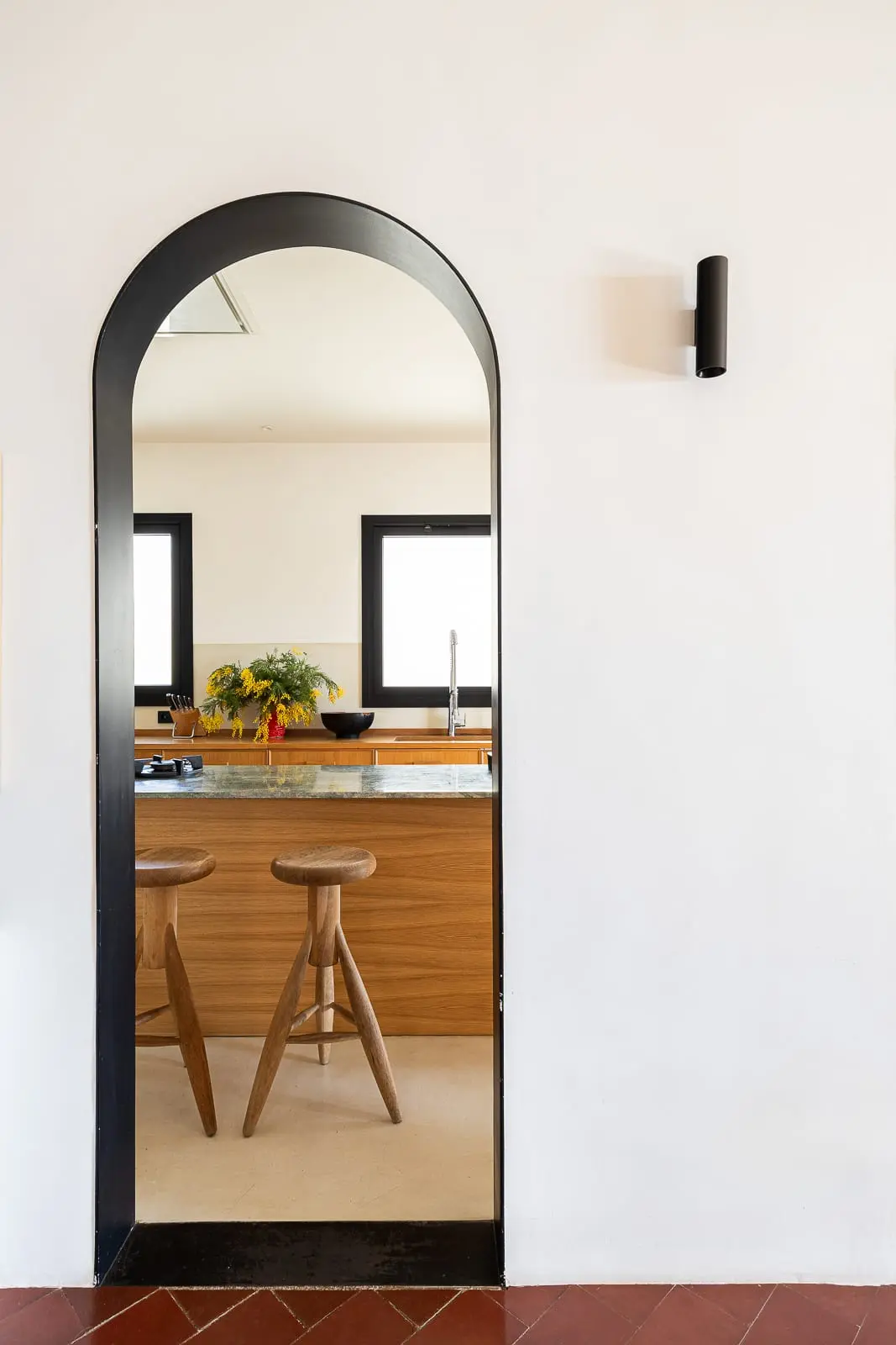cuisine contemporaine bois et marbre vert maison de plage avec piscine près de Barcelone 