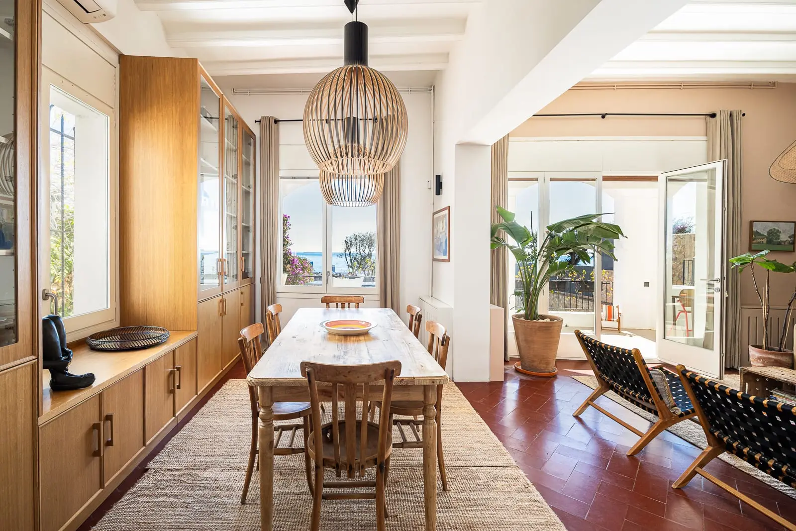 Cette maison ouvre directement sur la plage… et la vue vaut le détour