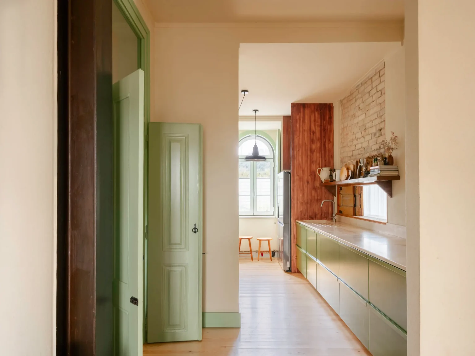 cuisine verte design avec mur en briques anciennes maison portugaise ancienne rénovée décoration rustique chic