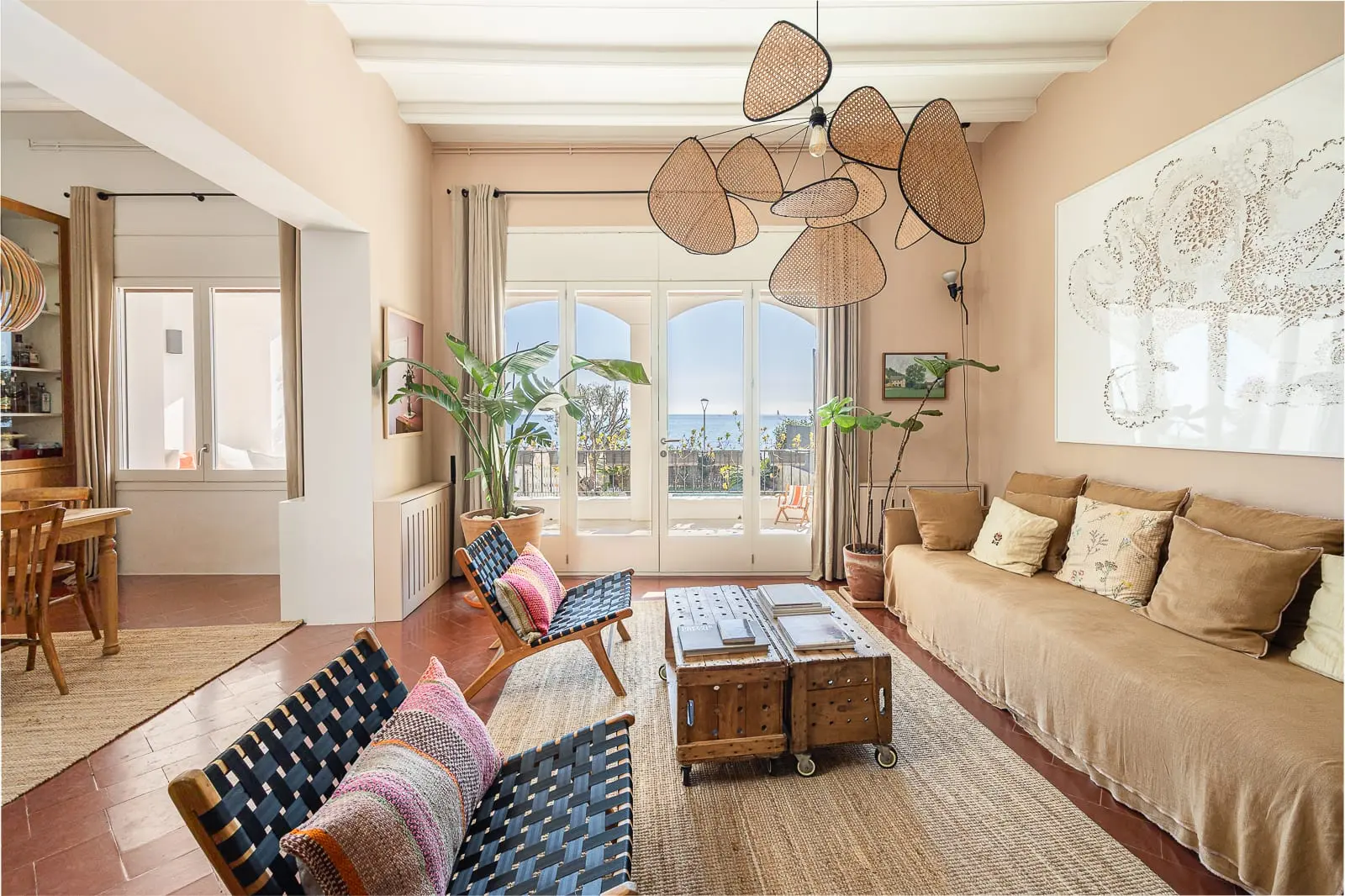 salon et salle à manger décoration naturelle et rustique maison de plage avec piscine près de Barcelone 