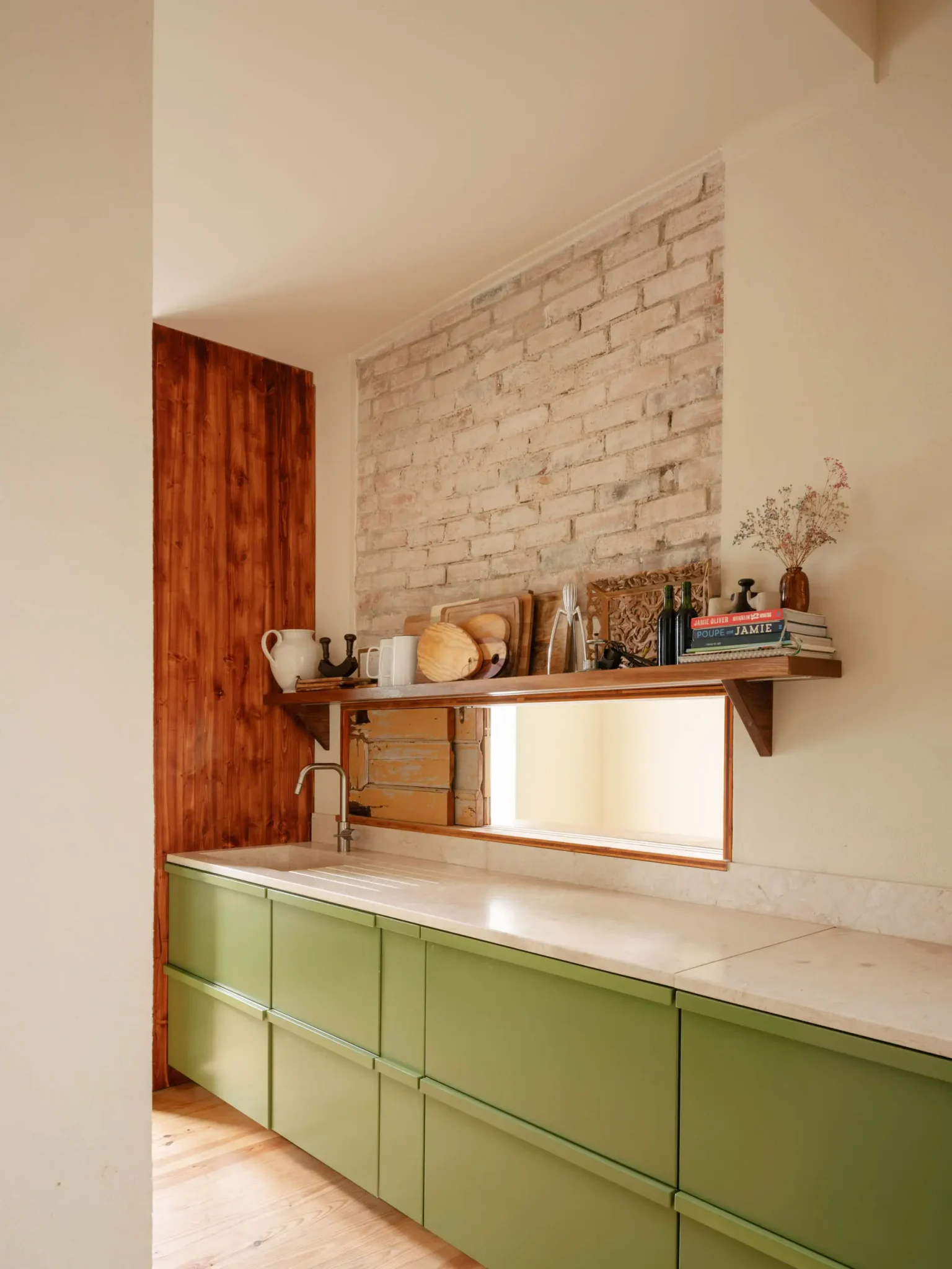 cuisine verte design avec mur en briques anciennes maison portugaise ancienne rénovée décoration rustique chic