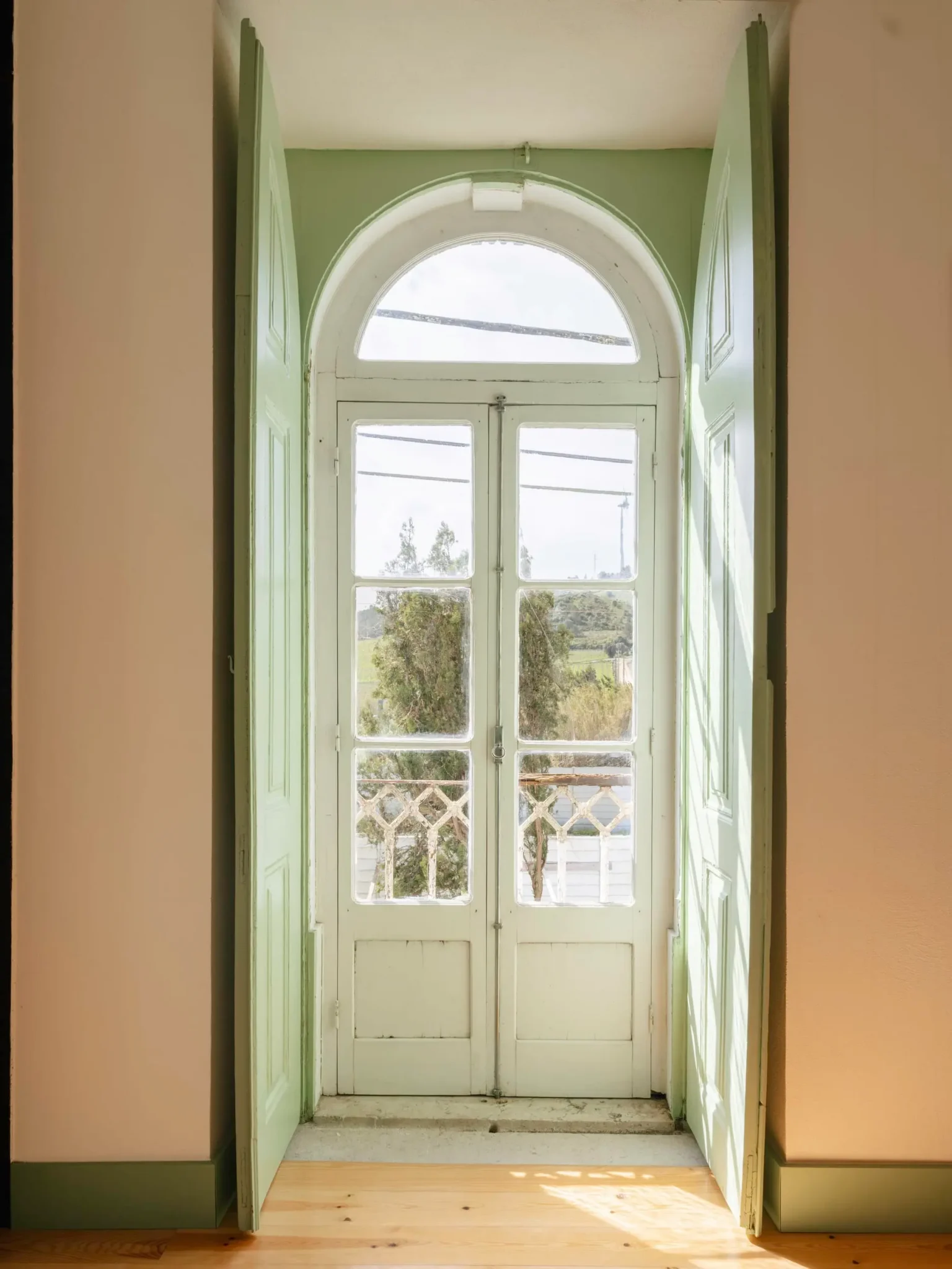 porte-fenêtre cintrée avec volet intérieur vert