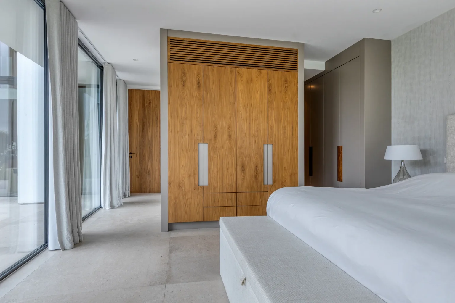 armoire bois dans chambre décoration grise maison design Hollande