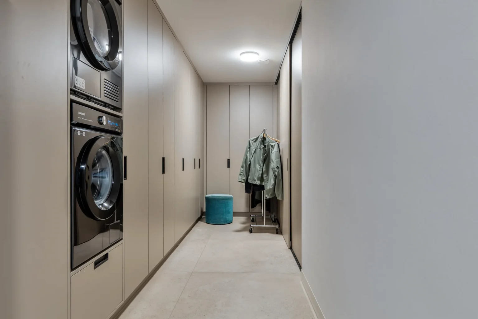 dressing et buanderie décoration grise maison design Hollande