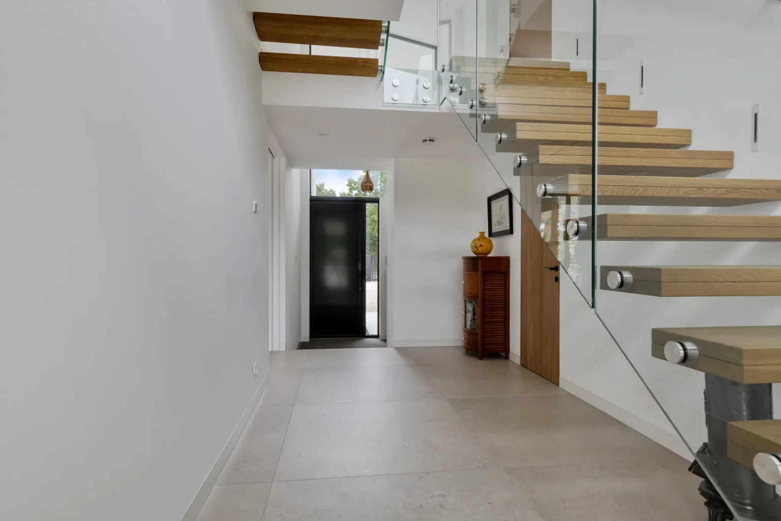 entrée avec escalier bois garde-corps vitré maison design Hollande