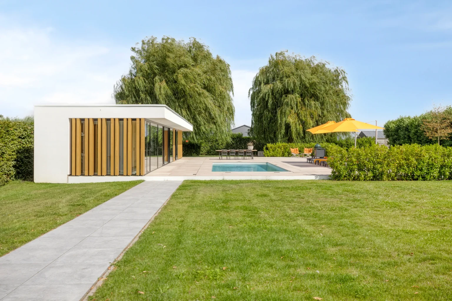 jardin avec pool house