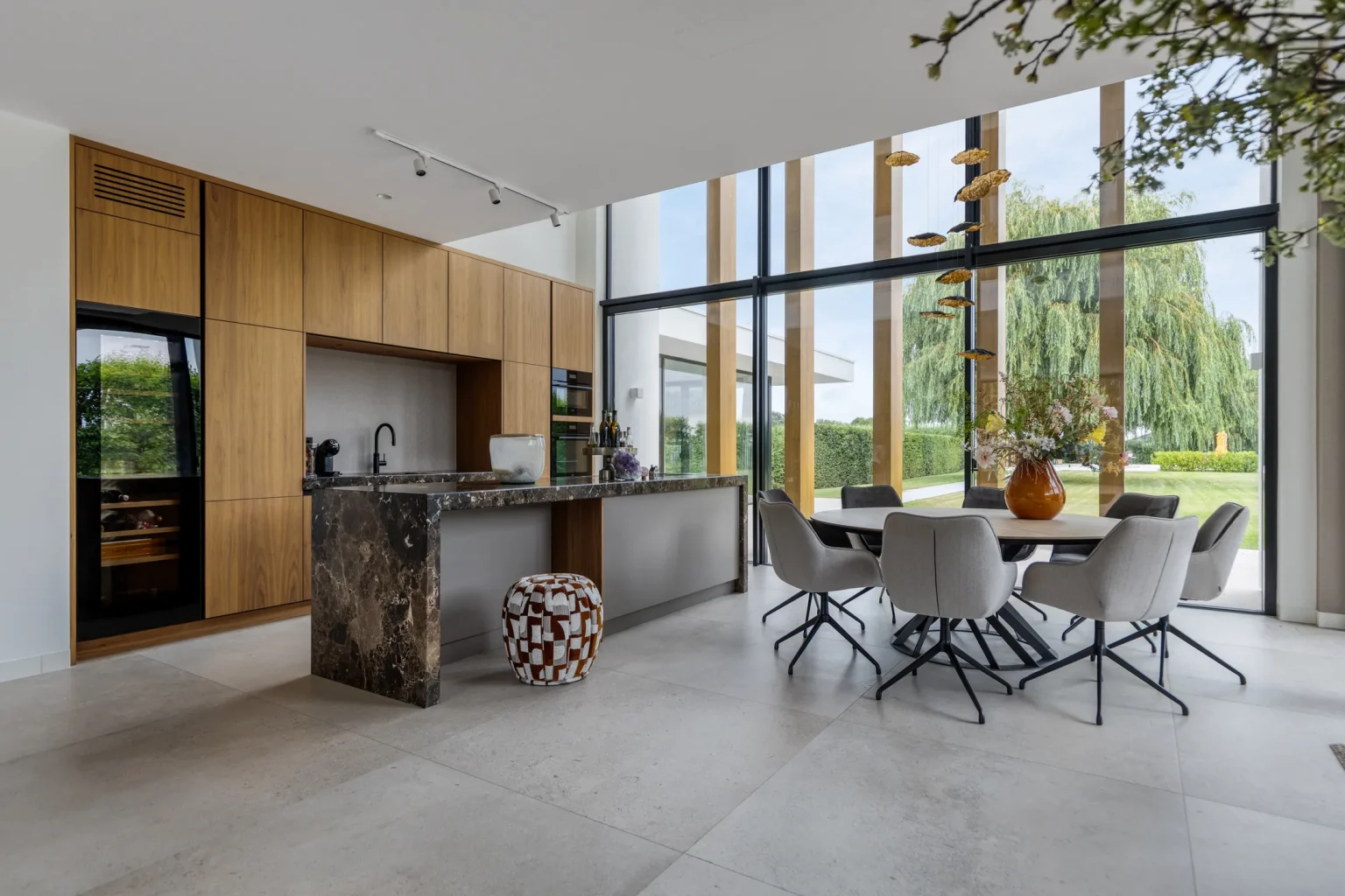 cuisine bois et salle à manger décoration grise maison design Hollande
