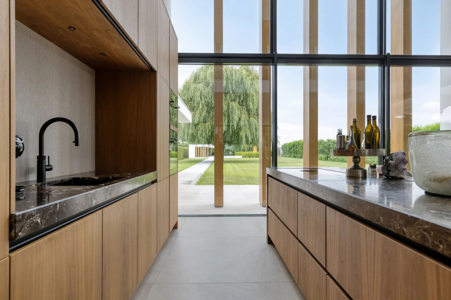 cuisine bois et marbre décoration grise maison design Hollande