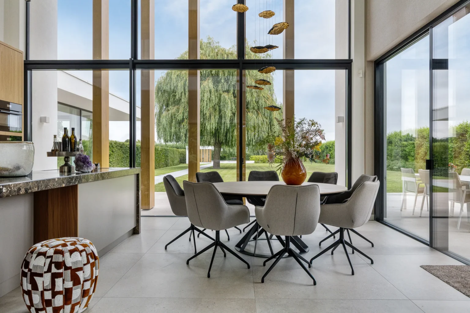 cuisine bois et salle à manger décoration grise maison design Hollande
