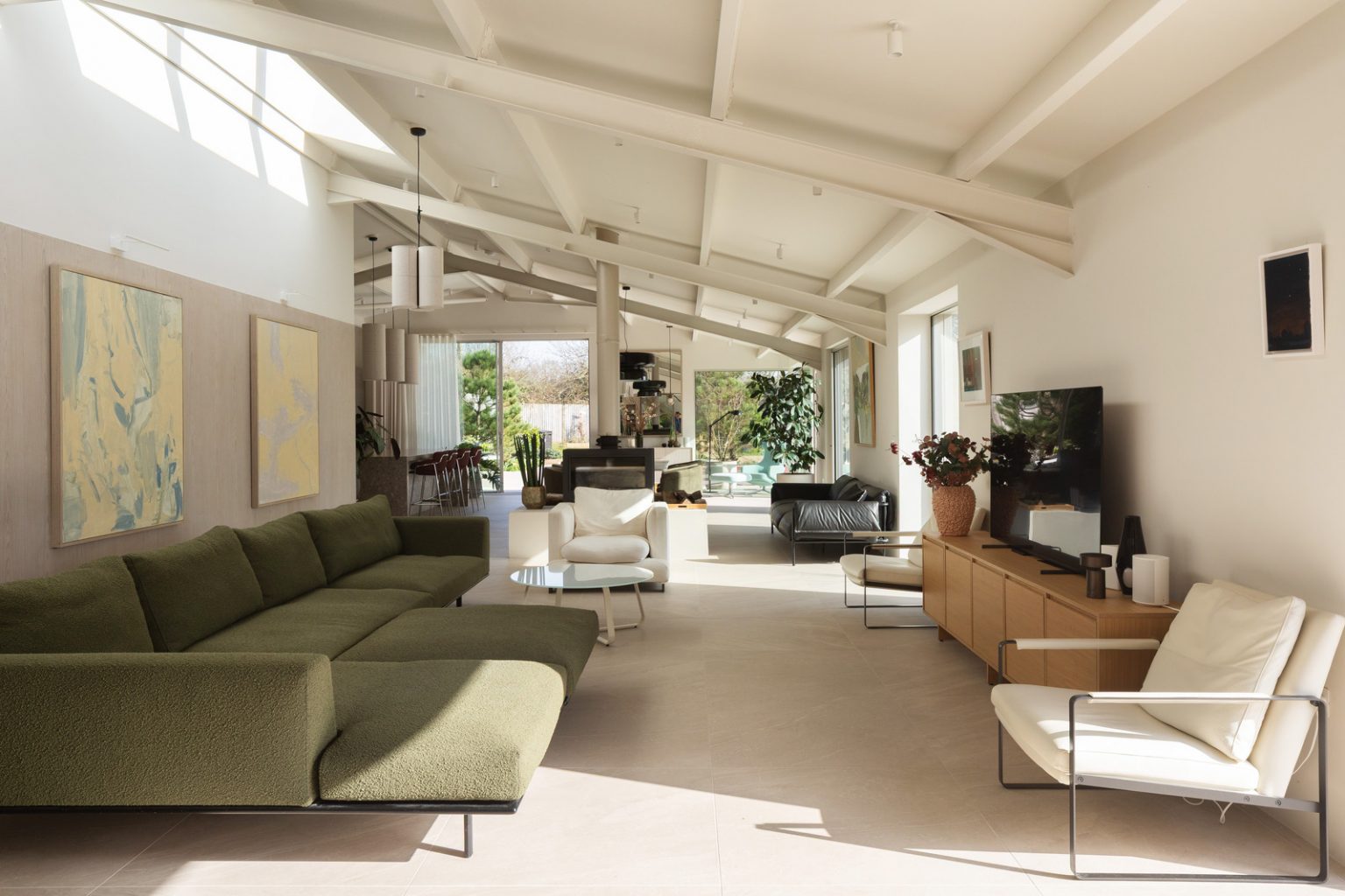 salon décoration design maison contemporaine durable avec grandes baies vitrées et jardin paysagé
