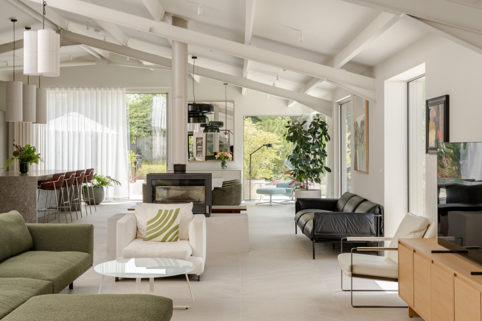 salon décoration design maison contemporaine durable avec grandes baies vitrées et jardin paysagé