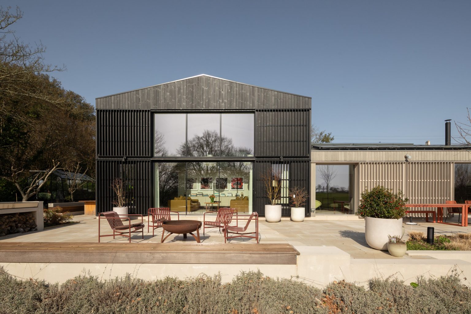 maison contemporaine durable avec grandes baies vitrées et jardin paysagé
