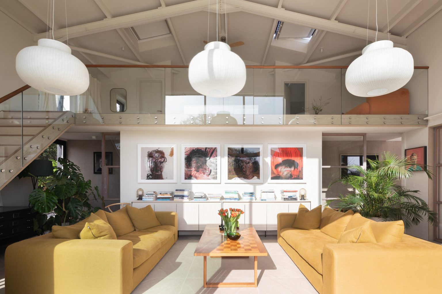 salon double hauteur avec escalier et mezzanine maison contemporaine durable avec grandes baies vitrées et jardin paysagé