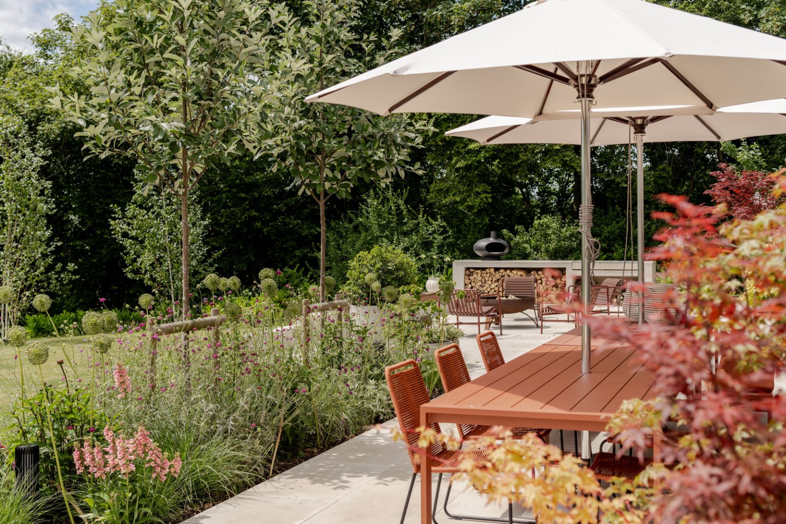 terrasse dans jardin paysagé