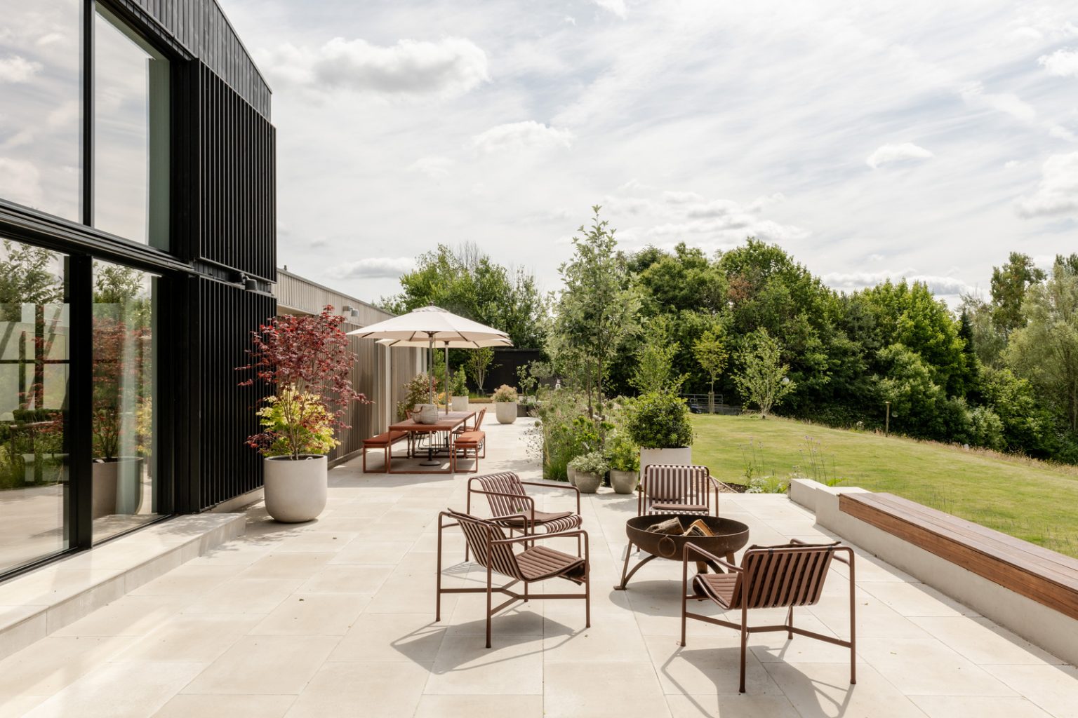 maison contemporaine durable avec grandes baies vitrées et jardin paysagé