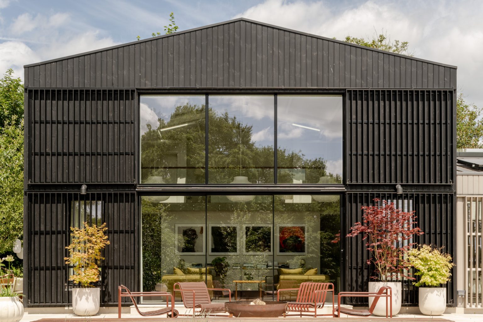 maison contemporaine durable avec grandes baies vitrées et jardin paysagé
