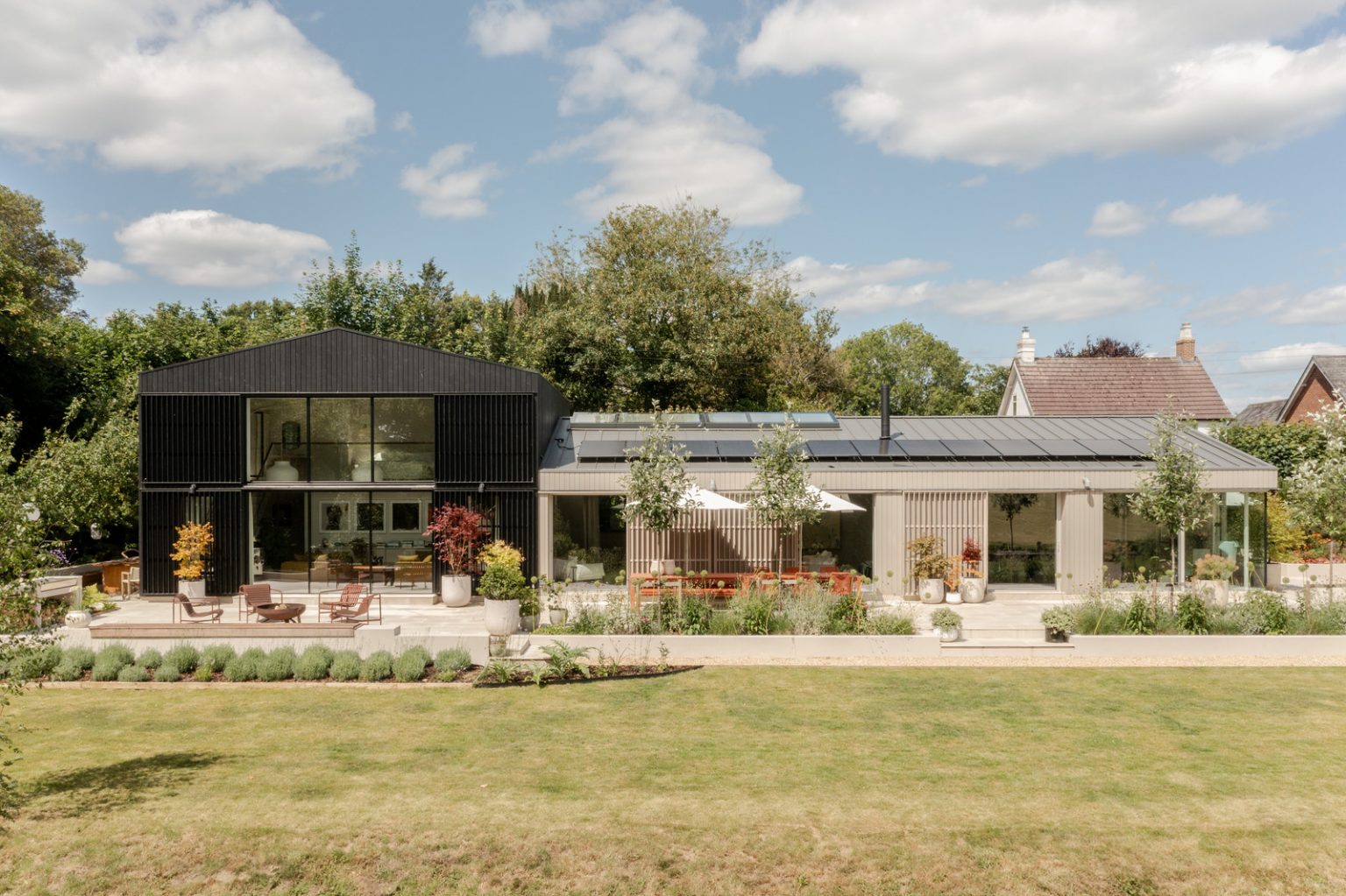 maison contemporaine durable avec grandes baies vitrées et jardin paysagé