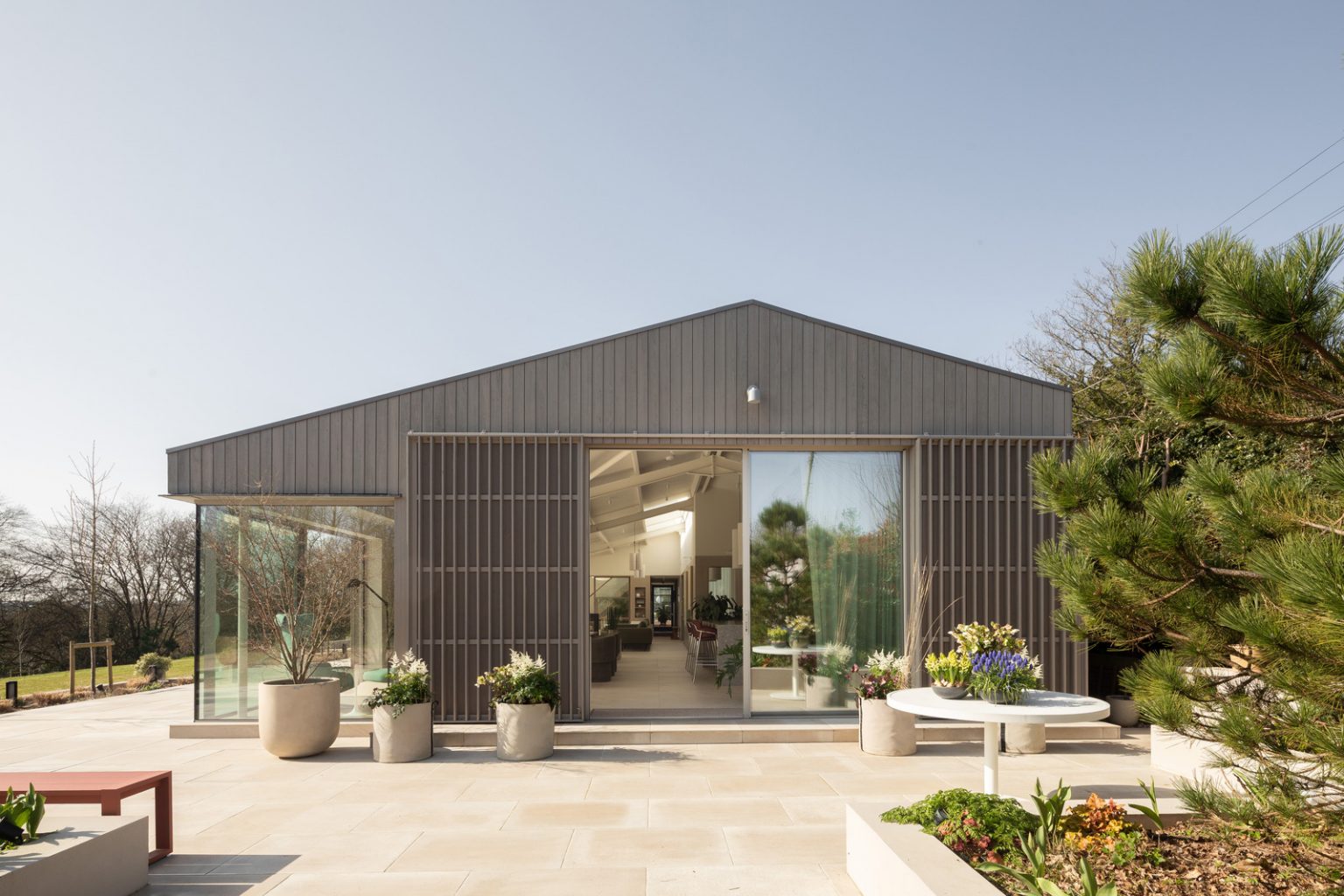 maison contemporaine durable avec grandes baies vitrées et jardin paysagé