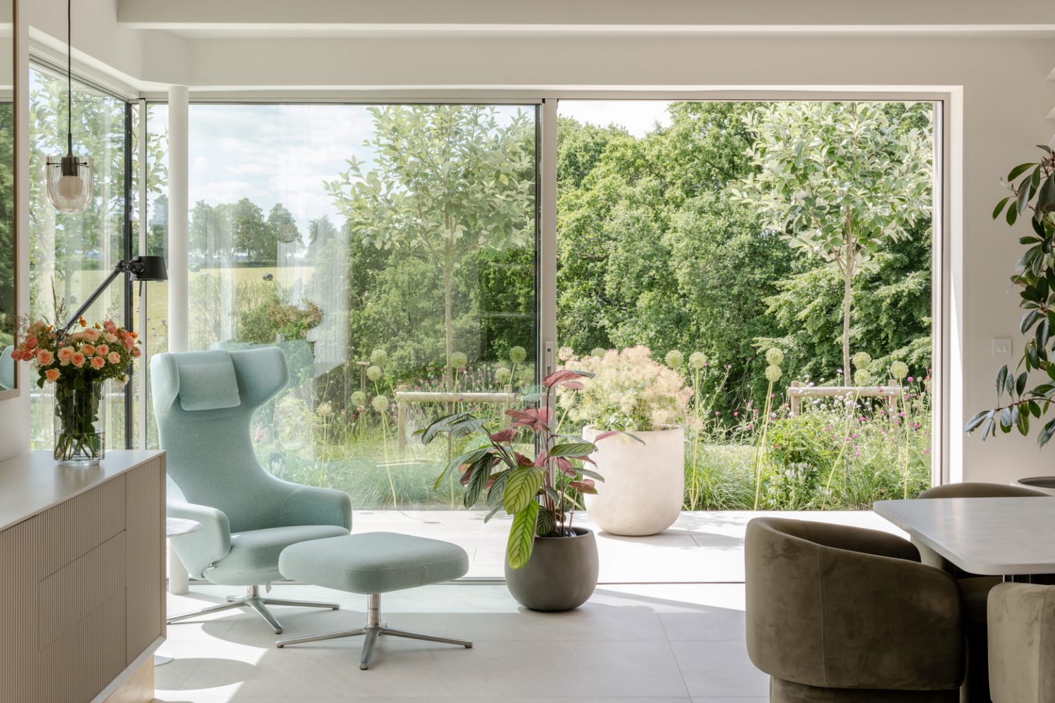 salon décoration design maison contemporaine durable avec grandes baies vitrées et jardin paysagé